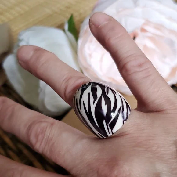 Vintage Bold Zebra Lucite Ring - Picture 1 of 7